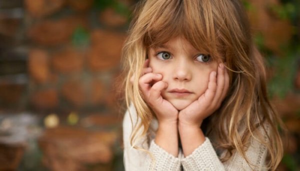 Trist pige oplever rigt barn syndrom