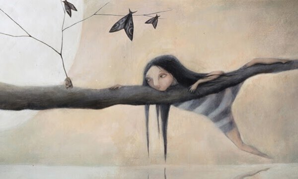 Pige hænger i træ med sommerfugle