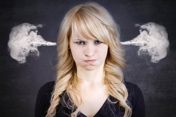 Kvinde med damp ud af ørerne har brug for at udtrykke negative følelser