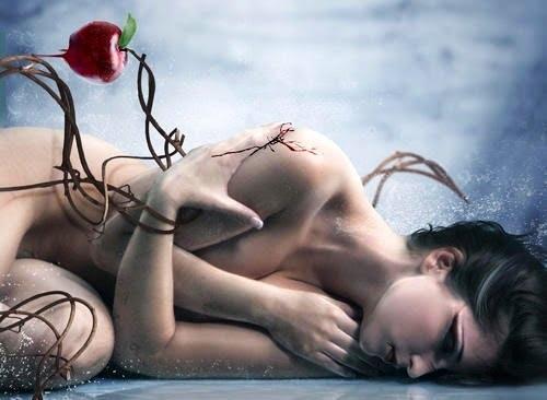 Nøgen kvinde med pigtråd omkring sig symboliserer kronisk smerte