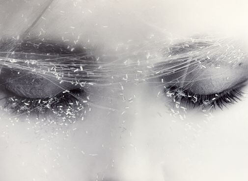 Lukkede øjne illustrerer knust hjerte