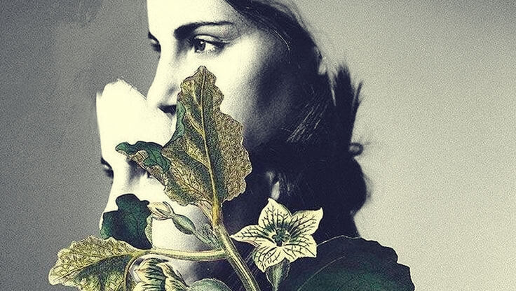 Kvinde skjuler sit ansigt bag blade