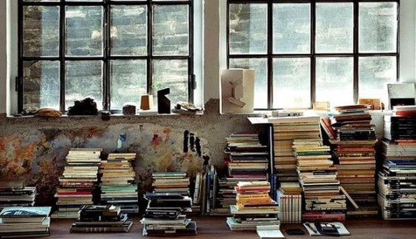 Pænt stablede bøger er som at rydde op i sindet