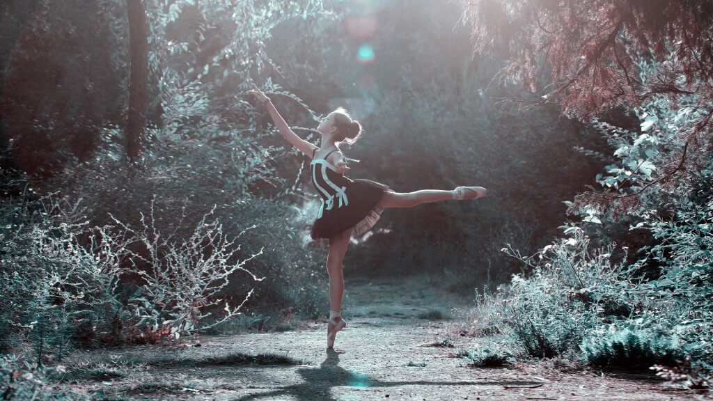 Kvinder danser ballet og nyder fordele ved dans