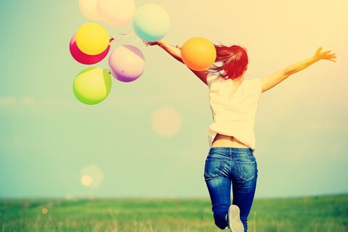 Kvinde med balloner vil finde lykke