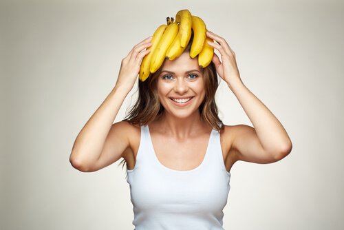 Kvinde med bananer på hoved vil overvinde skam