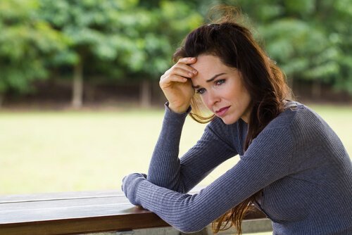 Kvinde græder og er bekymret over behov for anerkendelse