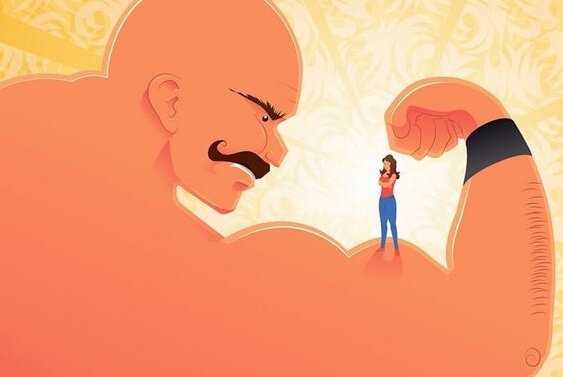 Lille kvinde står på mands biceps som tegn på sexisme