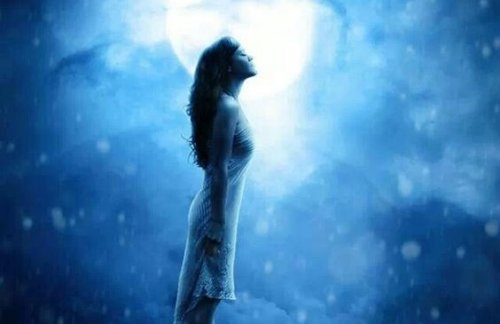 Kvinde ser op i måneskin. Hun vil komme igennem dette