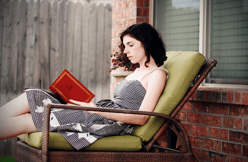 Kvinde læser bog for at håndtere dårlige følelser