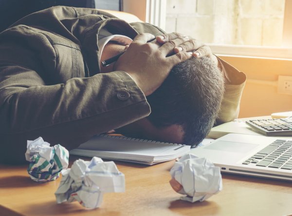 Mand med hoved i bord er eksempel på negative personer