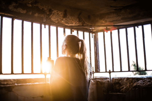 Kvinde i bur har svært ved at håndtere negative følelser