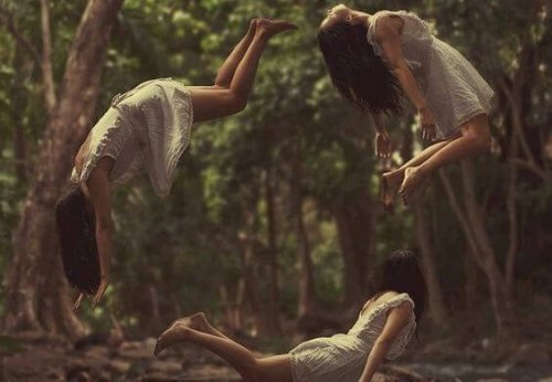 Cirkel af mennesker i skov