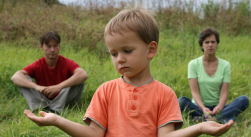Dreng med forældre i hver hånd illustrerer børn med skilte forældre