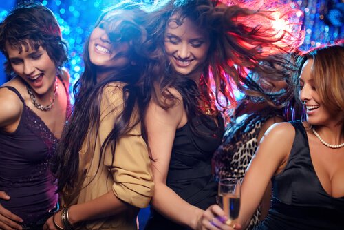 Veninder danser sammen til fest