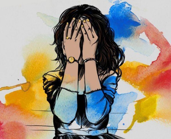 Fortvivlet kvinde med hænder for ansigt har brug for behandling af depression