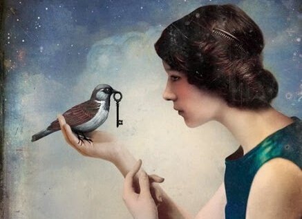 Kvinde med fugl med nøgle i munden