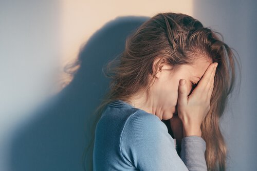 Kvinde plaget af patologisk sorg græder