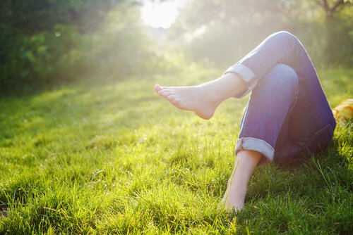 Kvinde hviler sig i græs
