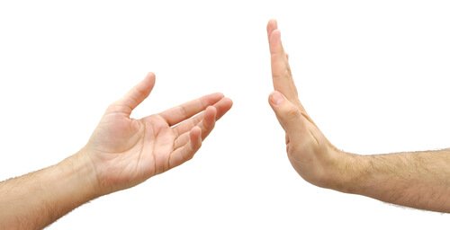 Hånd siger stop til egoistisk hånd