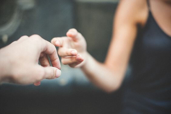 Personer skal til at give hinanden hånden for at give førstehåndsindtryk