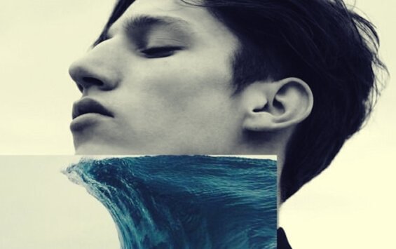 Mand med hav som hals er plaget af barndomstraumer