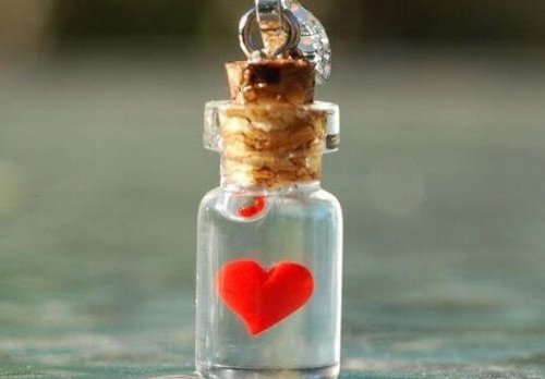 Hjerte på flaske viser, at man skal være god mod andre