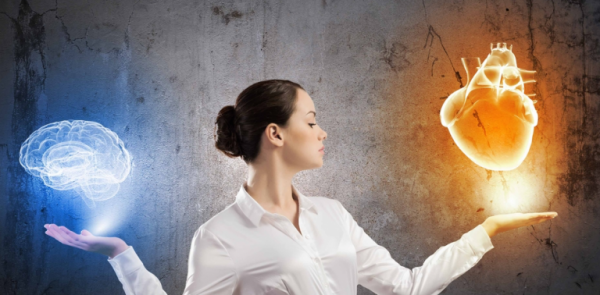 Kvinde står med hjerte og hjerne for at udvikle intuition