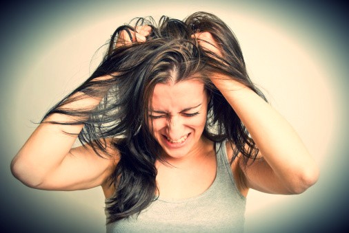 Kvinde river sig i hår på grund af arrigskab over negative personer