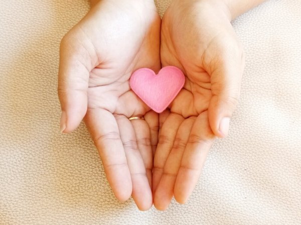 Et hjerte i persons hænder