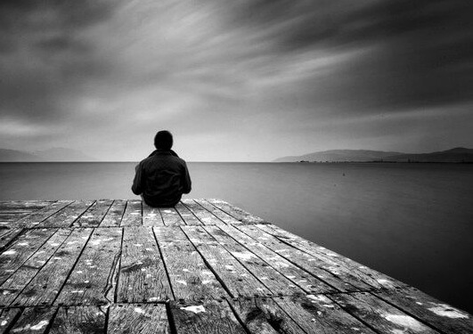 Mand alene på bro oplever social isolation