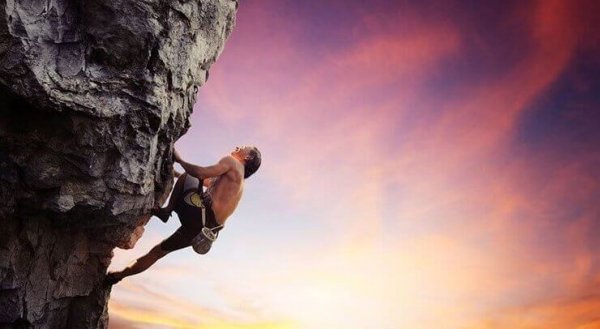 Mand bestiger bjerg ofr at opleve adrenalin