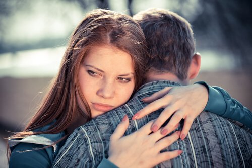 Kvinde med passiv-aggressiv personlighedsforstyrrelse krammer mand