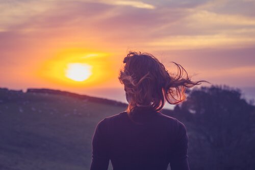 Kvinde nyder solnedgang og vælger at leve i nuet