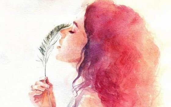 Kvinde med fjer illustrerer lidenskabeligt kunsten at elske