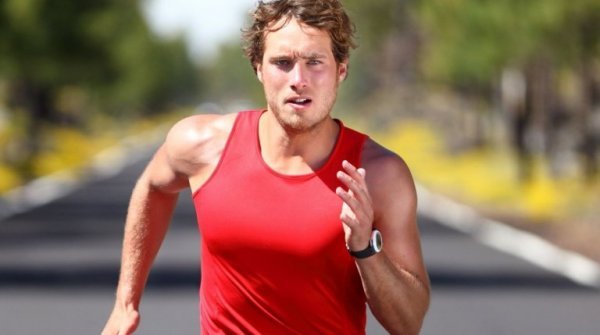 Mand løber og mærker adrenalin