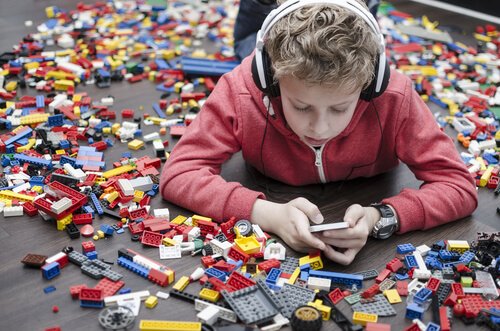 Dreng vælger telefonen frem for lego, da forældre har valgt at give børn en telefon