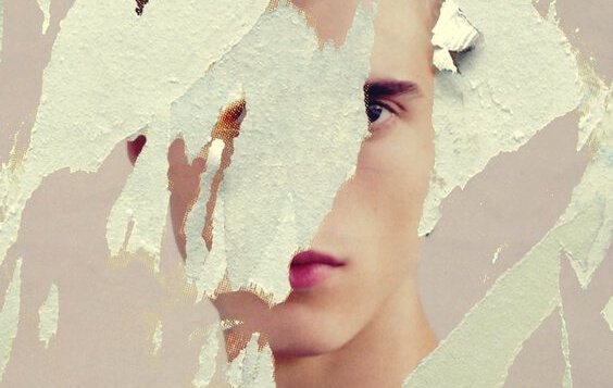 Person med maling foran ansigt er plaget af barndomstraumer