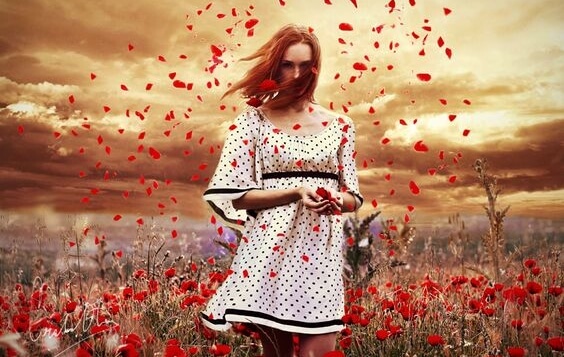 Kvinde på mark med røde blomster