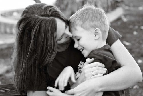 Mor krammer søn og skaber interpersonel synkronicitet