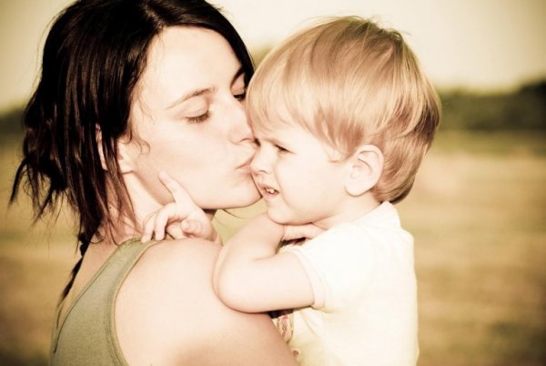 Mor kysser søn, da følelsesmæssig støtte i barndommen er vigtigt