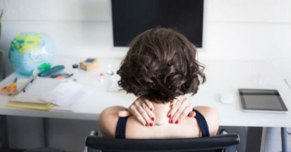 Kvinde har ondt i skuldre