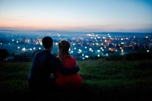 Par kigger på by og symboliserer overdrevet romantik