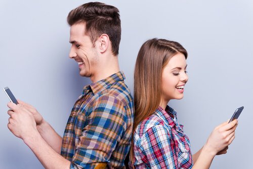 Par med telefoner er plaget af phubbing