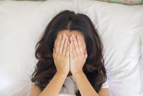 Kvinde med hænder for hoved er frustreret over vaginisme