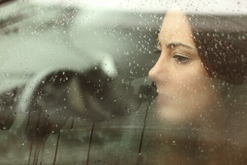 Kvinde kigger ud på regn og mindes flygtige øjeblikke