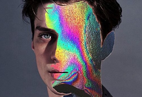 Mands ansigt halvt dækket af regnbue