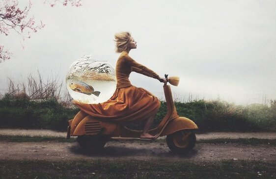 Kvinde med selvtillid på scooter