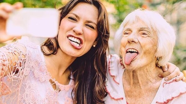 Bedstemor og barnebarn tager billede sammen for at ældes lykkeligt