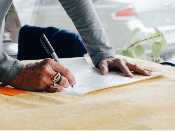 Person skriver ting på papir